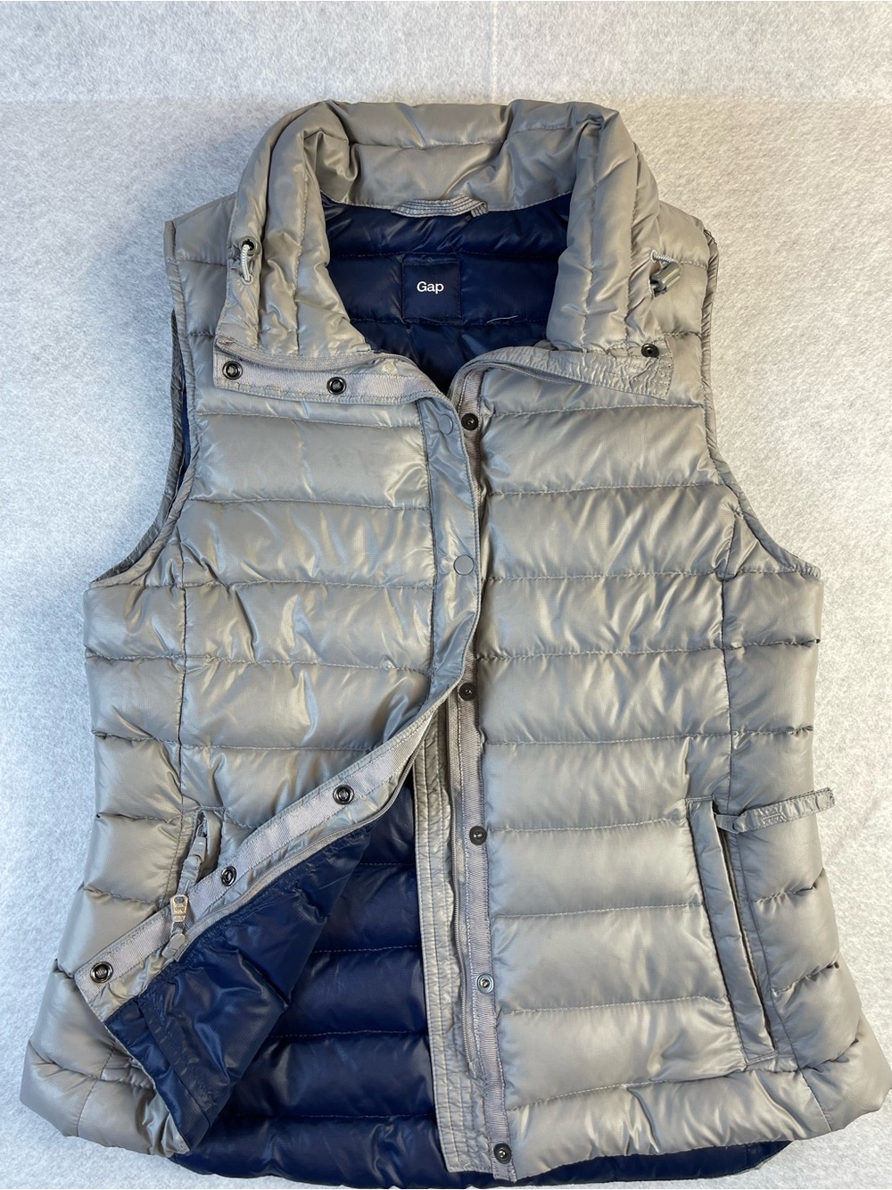 GAP Silver Quilted Puffer Vest with Navy Lining XS women’s down feather